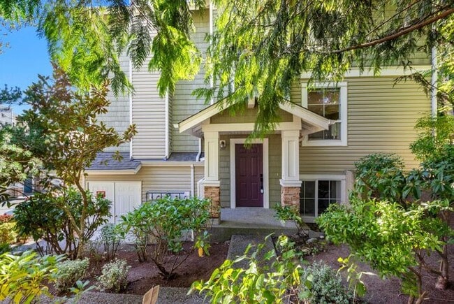 Building Photo - AIR CONDITIONED Townhome in Beautiful Summ...