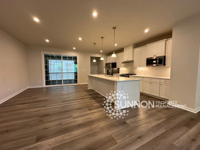 Building Photo - Beautiful 4 Bed 3.5 Bath Townhome minutes ...