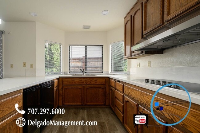 Building Photo - Gorgeous Glen Cove 4 bedroom home.