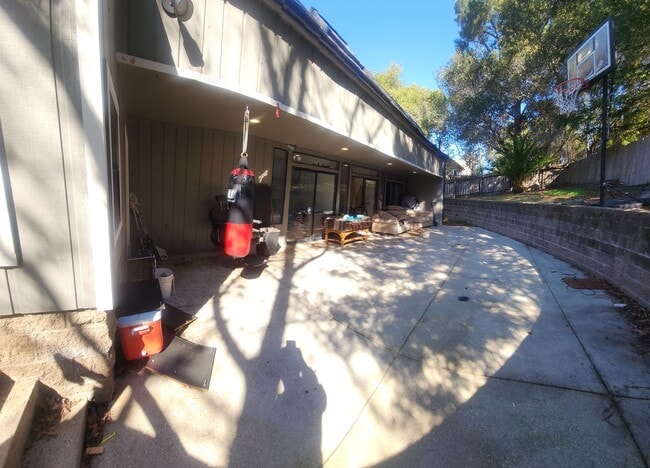 Building Photo - Bigger than average home in SLO! Lots of space!