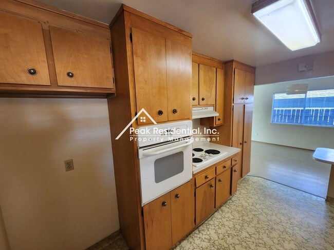 Building Photo - Charming 4bd/2ba Home with Large Backyard