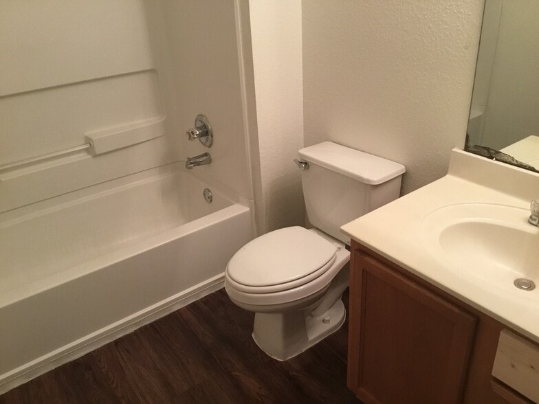 Building Photo - 6202 Roseborough Dr