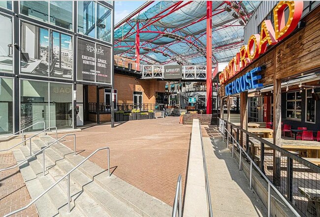 Building Photo - 524 W 10th St