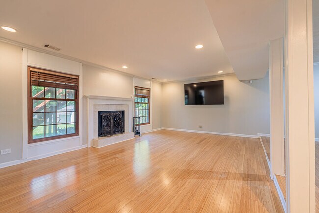 Building Photo - 21W458 Buckingham Rd