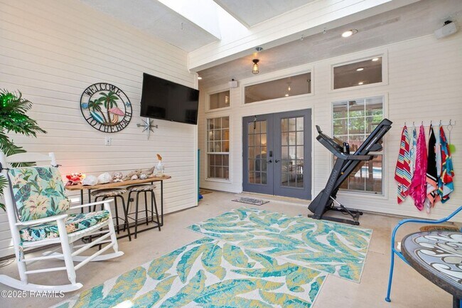 Building Photo - Beautifully updated 4-bedroom, 3-bath prop...