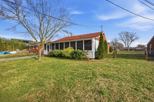 Building Photo - 1210 Pansy St