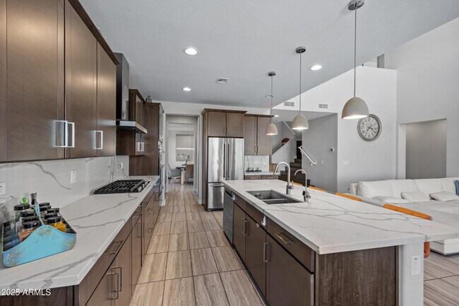 Building Photo - 2423 N Beverly Pl