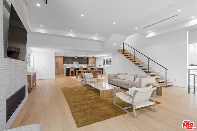Building Photo - 656 California Ave