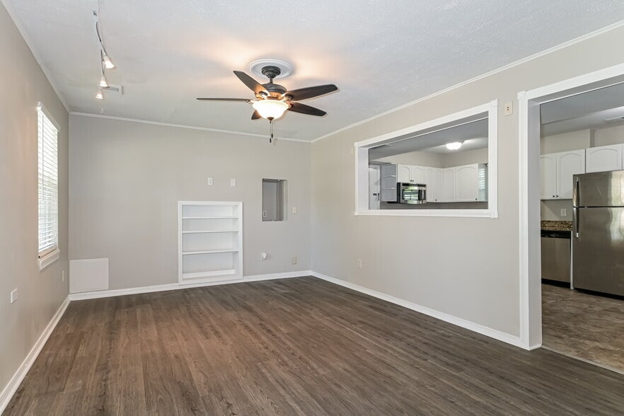 Building Photo - 705 Aster Ln