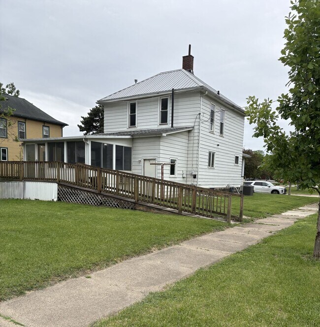 Building Photo - Updated 2 Bed, 2 Bath House for Rent with 2 Stall Garage!!!