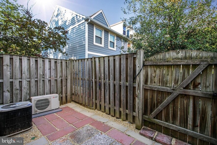 Building Photo - 1122 N Utah St