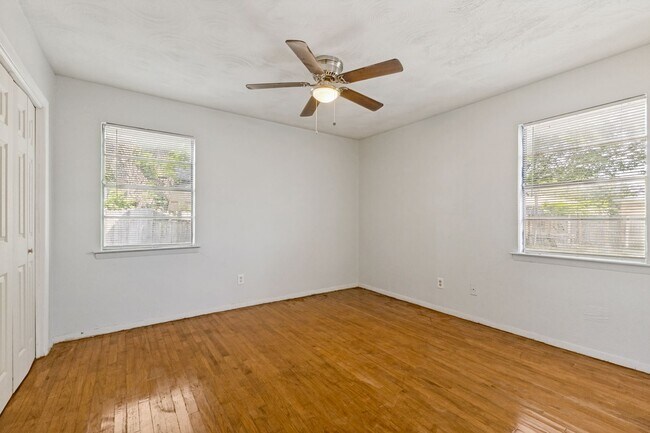 Building Photo - 4-Bed Home with Renovated Kitchen & Baths – Plenty of Space!