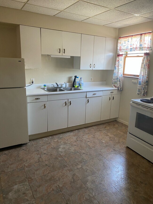 Building Photo - 579 Schoonmaker Ave