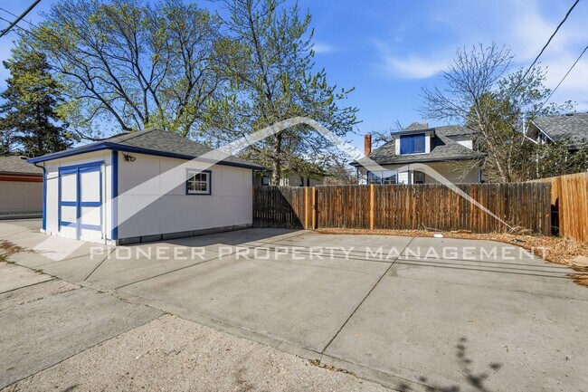 Building Photo - Beautiful Home with Fenced Yard and Washer/Dryer