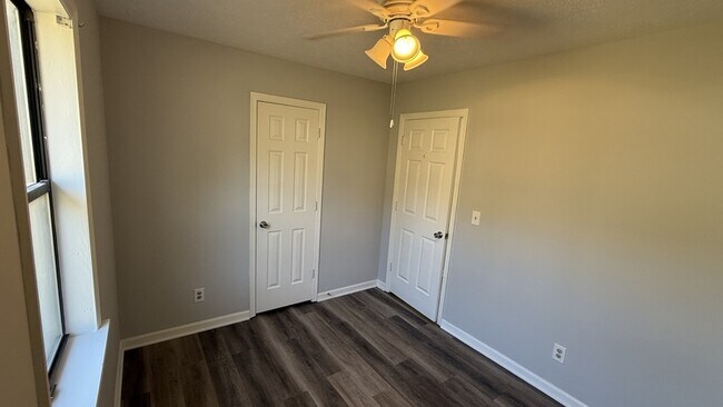 Building Photo - 110 Central Lake Dr