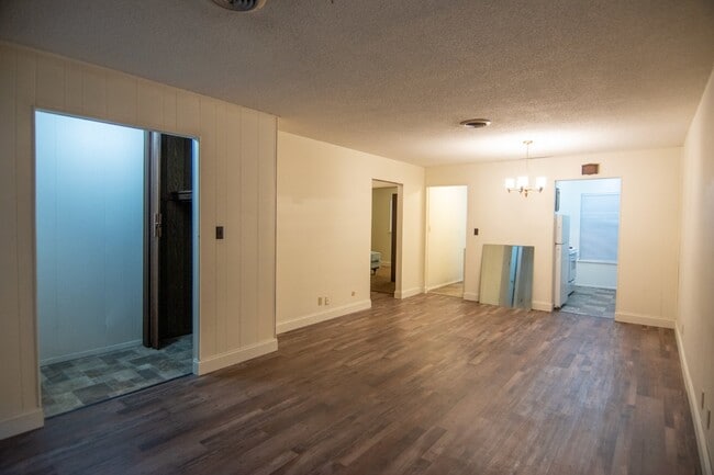 Building Photo - Cozy 1-Bedroom Multiplex Apartment in Coffeyville, KS with Modern Amenities!