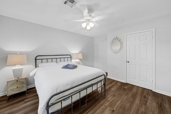 Building Photo - 5474 Imogene St