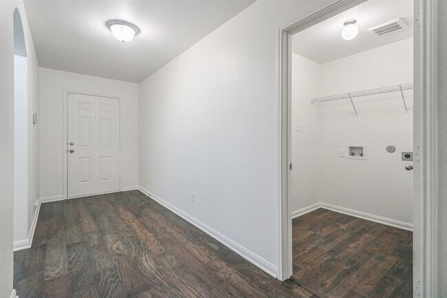 Building Photo - 1208 Bluffview Dr