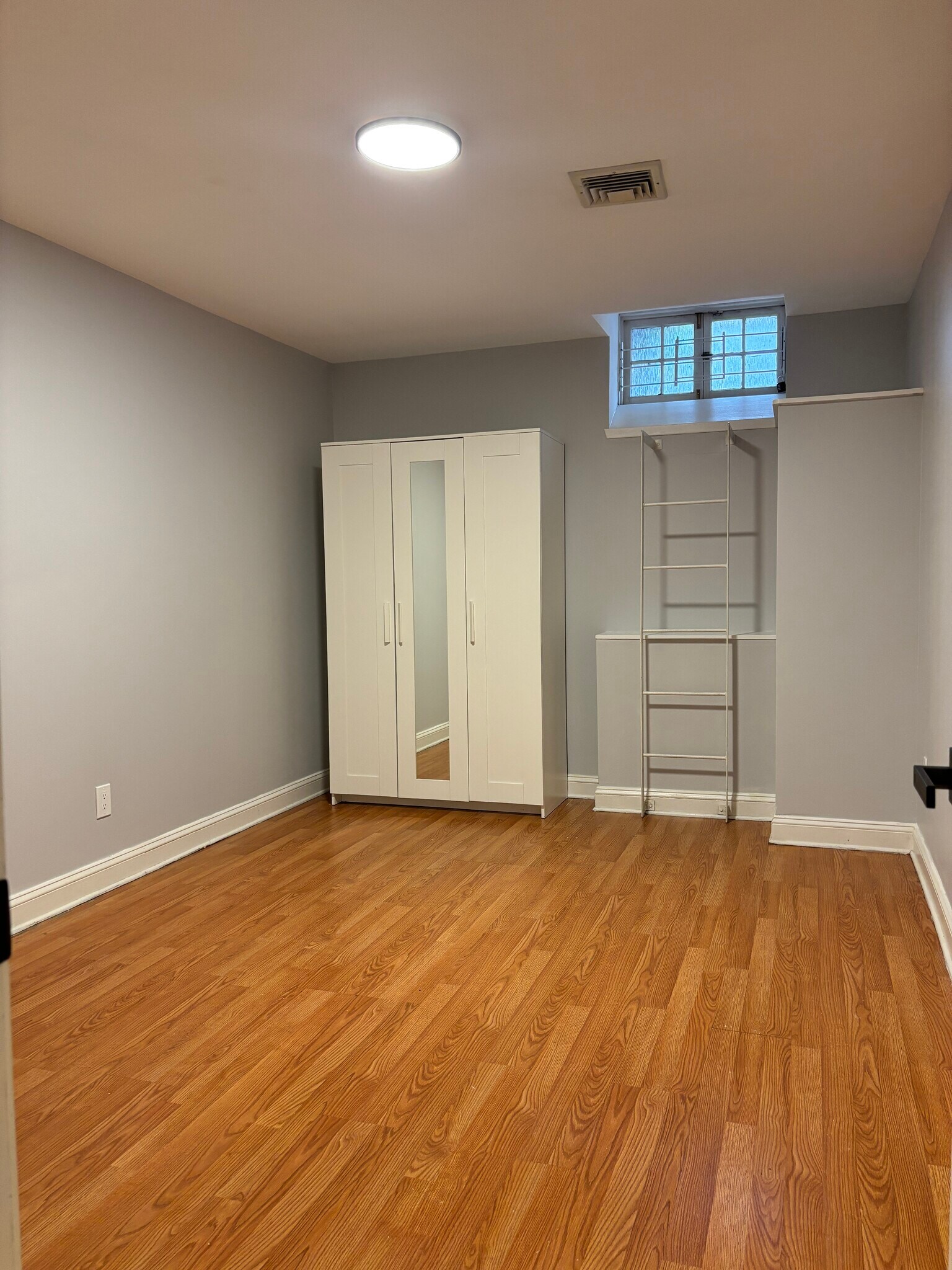 Building Photo - 1104 Pine St