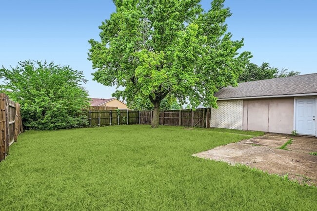 Building Photo - 8314 Kensington Dr