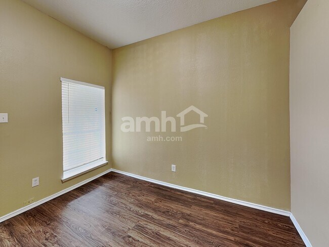 Building Photo - 432 Round Rock Rd