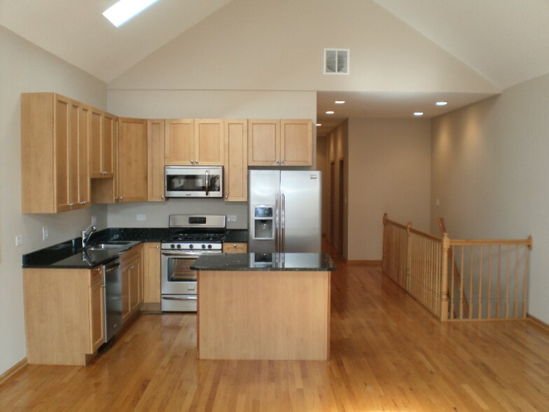 Building Photo - 1538 E 65th Pl
