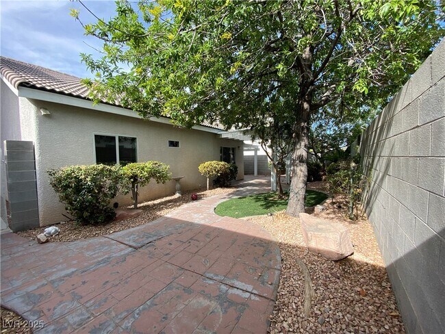 Building Photo - 7833 Hidden Village Ave