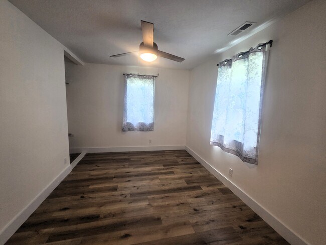 Building Photo - 2842 W Elm St