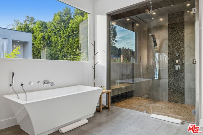 Building Photo - 5365 Vanalden Ave