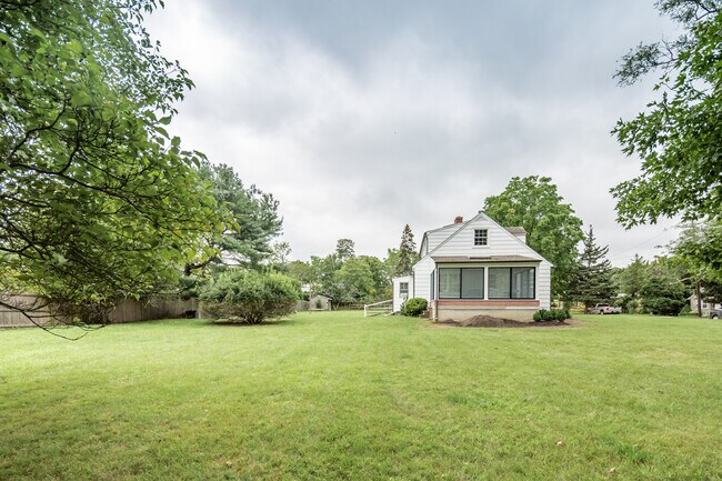 Building Photo - 11 Meadowlark Ln