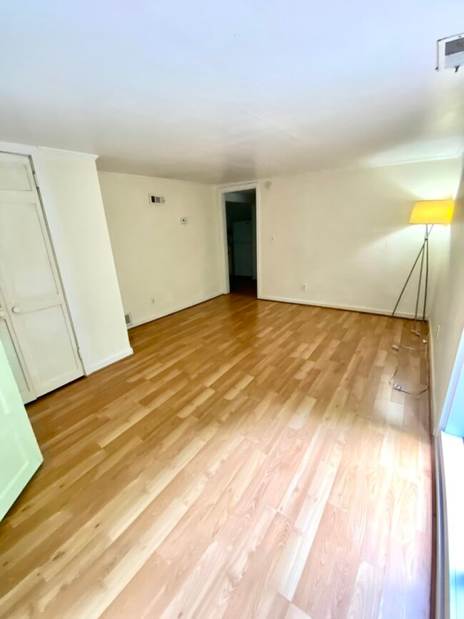 Living roLiom - 95 Lanier St