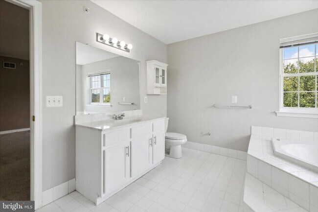 Building Photo - Spacious Townhome with 4 Bedrooms and 3.5 Baths!!