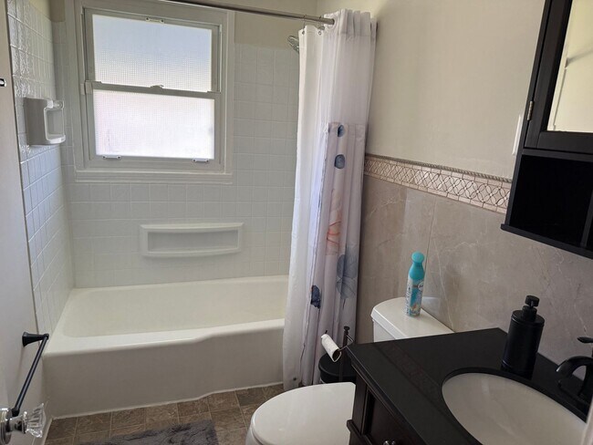 Building Photo - 3 bedroom 1 bath ranch style home, hardwood floors. 1 car garage.