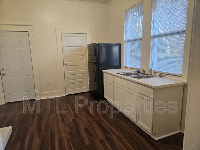 Building Photo - 238 E Moore St