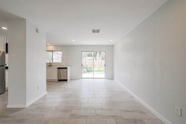 Building Photo - 2114 Shasta Dr