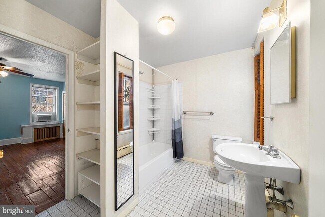 Building Photo - 705 S Warnock St