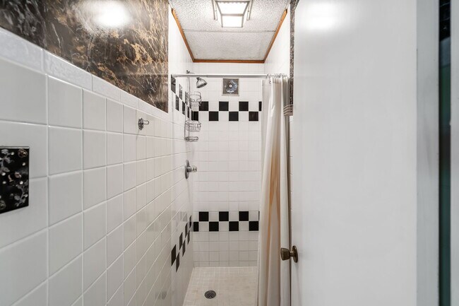 Building Photo - 2083 Chapman Lake Dr