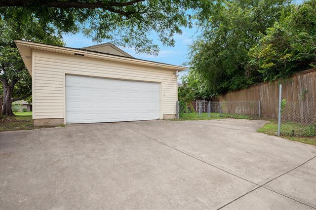 Building Photo - 1725 Mapleton Dr
