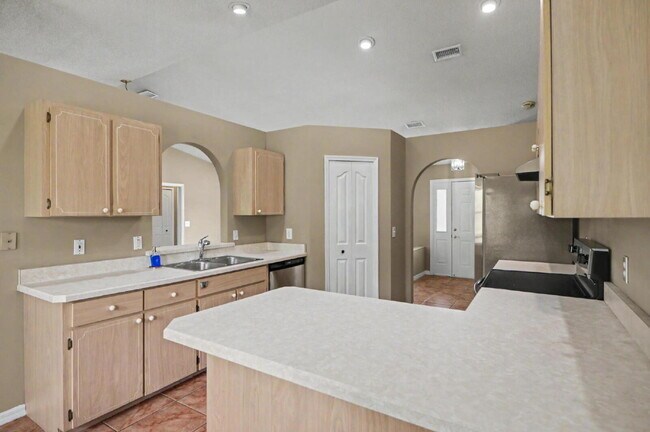 Building Photo - Charming Rental on Quiet Cul-de-Sac!