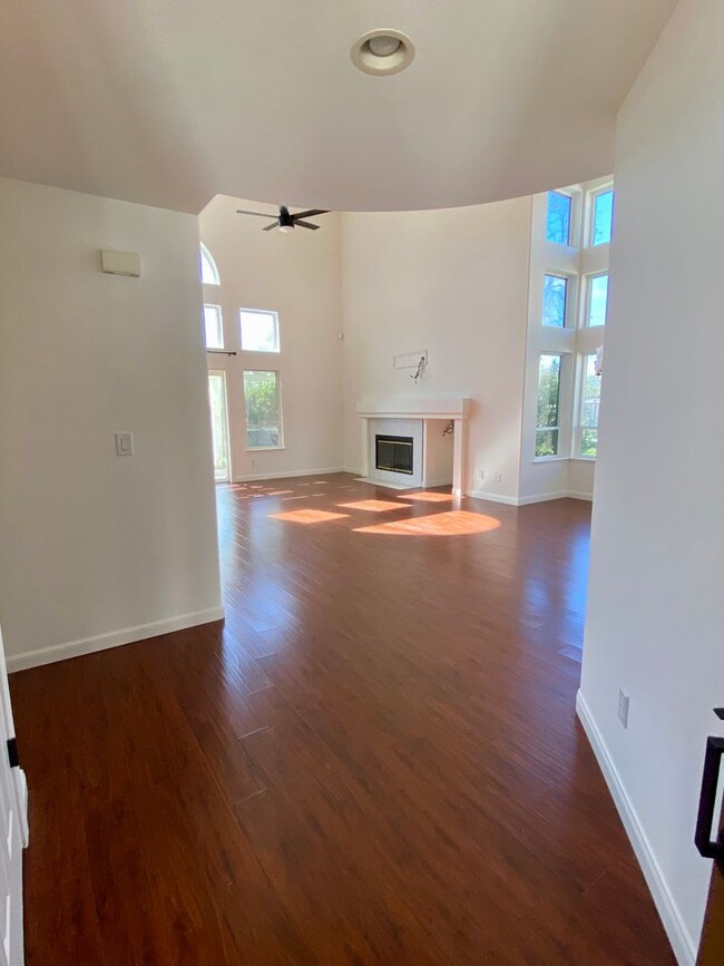 Building Photo - Beautiful 3 bedroom, 2.5 bathroom Rocklin ...