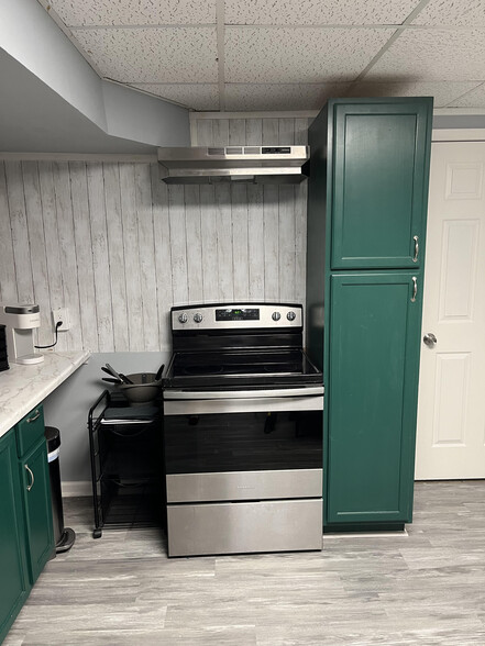 Stove and Pantry - 2013 Addison Rd NE