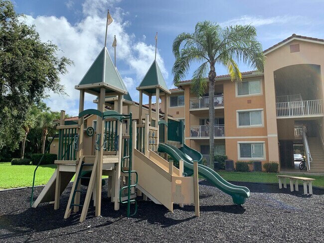 Building Photo - 141 SW Palm Dr