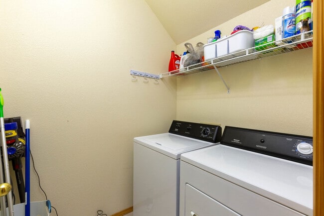 Building Photo - 951 Golden Pheasant Dr