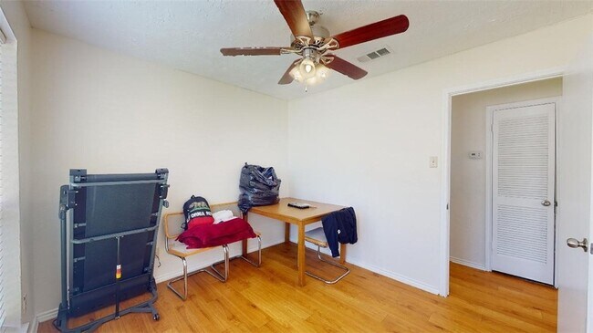 Building Photo - 1005 Spring Loop