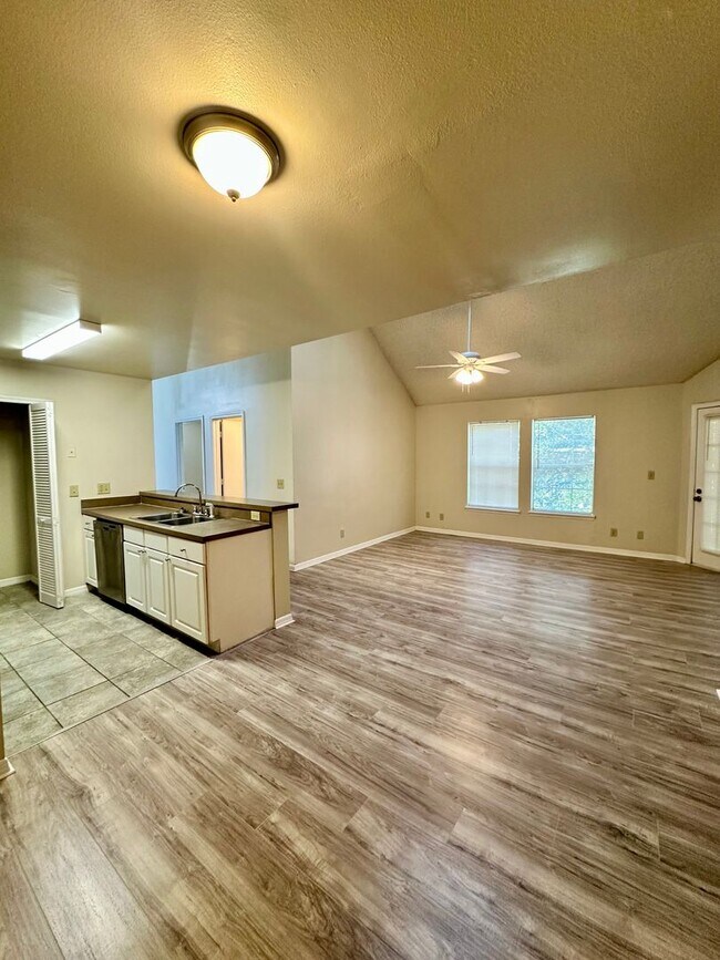 Building Photo - WG #304