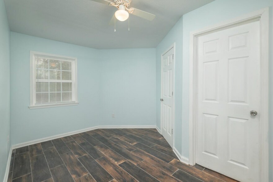 Building Photo - 715 Roundhouse Rd