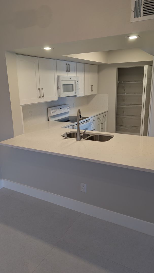 Building Photo - Complete remodeled 2 bedrooms 2 baths with balcony