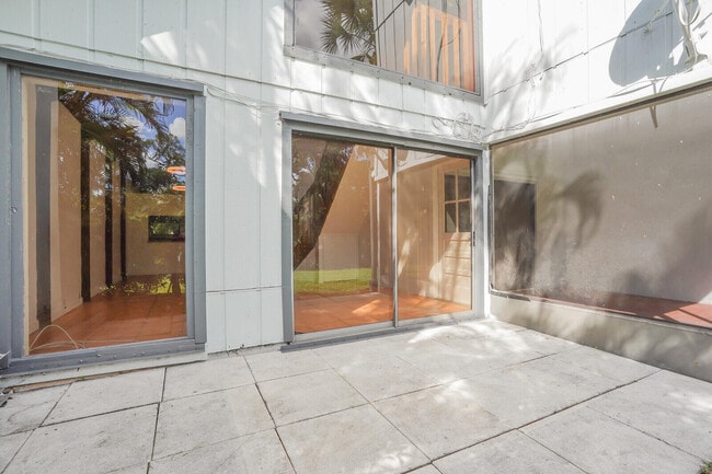 Building Photo - 100 Sparrow Dr