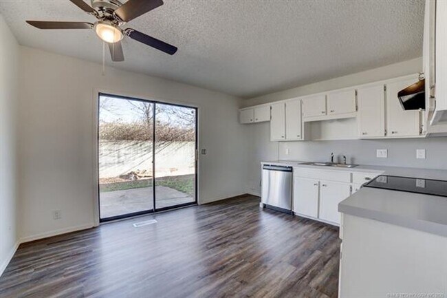 Building Photo - 3 Bed 2 Bath 2 Car Garage in Highly Desired Jenks Schools