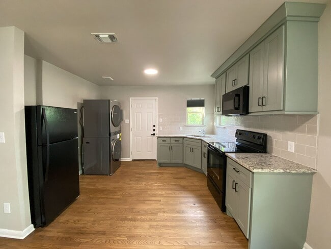 Building Photo - Super Cute, Newly Remodeled, 2bd/1bth hous...